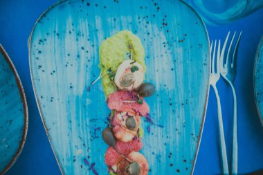 bir tabak içinde tarak