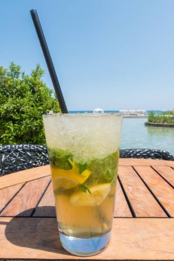 Mojito deniz arka plan üzerinde bir masada kokteyl
