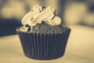 bir tepsi üzerinde pek çok güzel pastalar