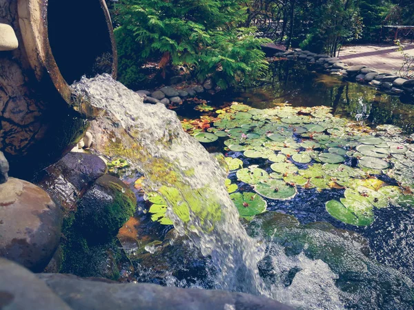 Wasserfall aus einer alten Vase — Stockfoto