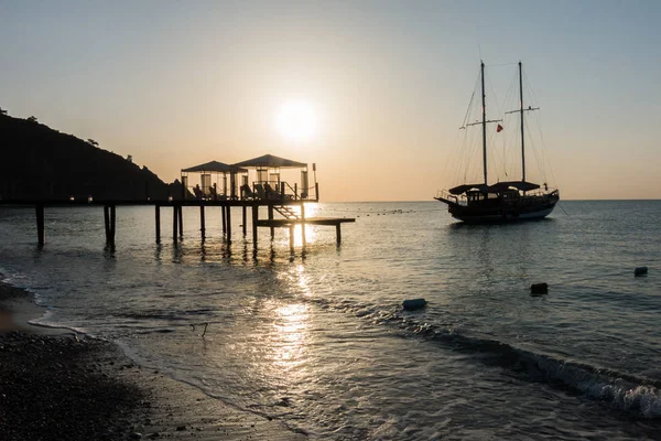 Beau lever de soleil au bord de la mer — Photo