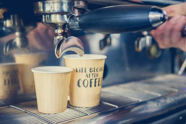 Kaffee Wird Einer Kaffeemaschine Zubereitet — Stockfoto