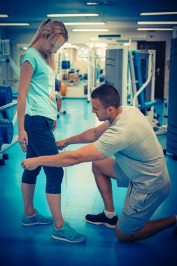 Kişisel eğitim kavramı. Koç ve istemci jimnastik salonu