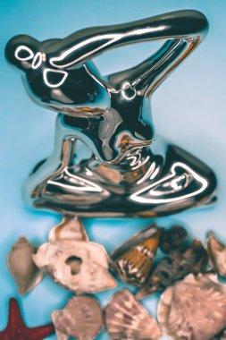 Arka plan mavi bir arka plan üzerinde deniz kabukları