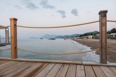 Deniz kenarında güzel gündoğumu