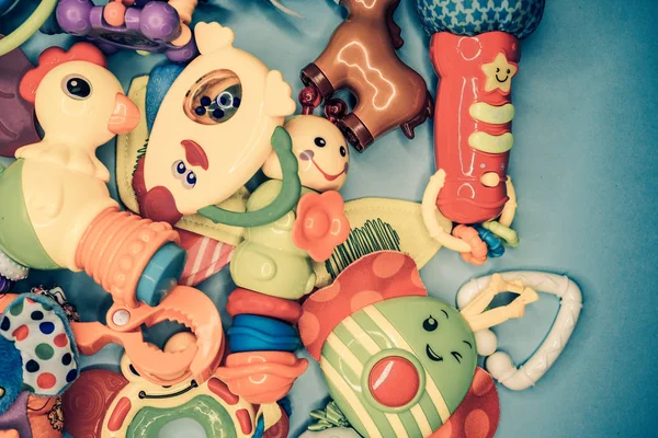 Jouets pour enfants sur un fond multicolore — Photo