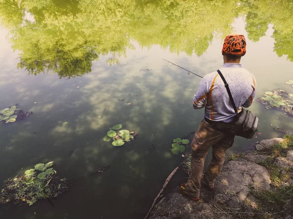 Mladý muž rybolov. bokeh rozostřeného pozadí — Stock fotografie