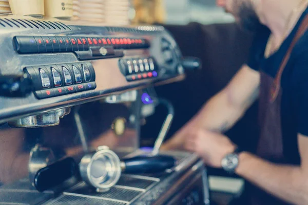 커피는 머신에서 준비됩니다 — 스톡 사진