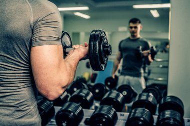 Spor salonunda vücut geliştirmeci