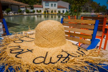 Güzel tatil beldesi. Denizin kenarında yaz tatili