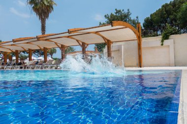 Çocuk havuza atladı.