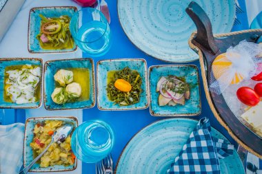 Bir balık restoranında farklı iştah açıcı atıştırmalıklar