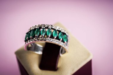 Güzel gümüş yüzük yakın