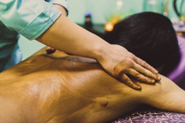 Spa salonunda çikolata masajı