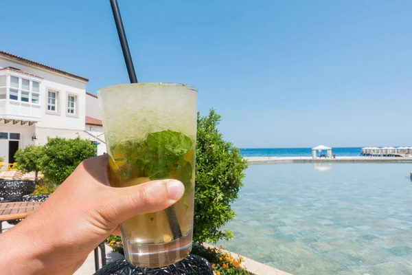 Cocktail di Mojito su un tavolo su uno sfondo di mare — Foto Stock