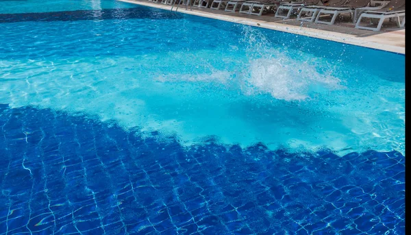 El chico salta a la piscina —  Fotos de Stock