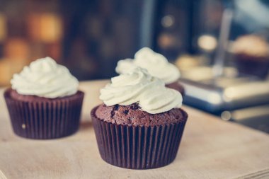 bir tepsi üzerinde pek çok güzel pastalar