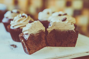 krema ile kesilmiş muffins