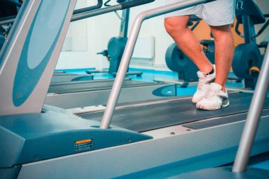 Spor salonunda vücut geliştirmeci