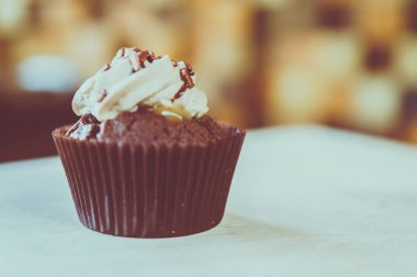 bir tepsi üzerinde pek çok güzel pastalar