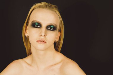 Makyaj yeşil gölgeler ile