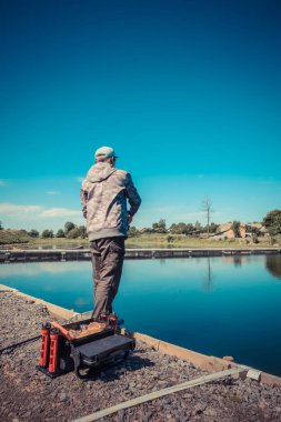 Balıkçı yakalamak gökkuşağı alabalığı Gölü