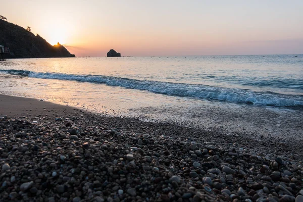 Gündoğumu kumsalda deniz — Stok fotoğraf