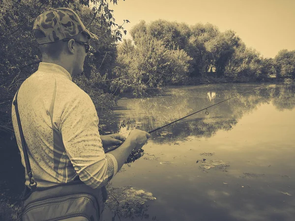 Рибалка рибалка влітку на озері — стокове фото