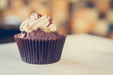 bir tepsi üzerinde pek çok güzel pastalar