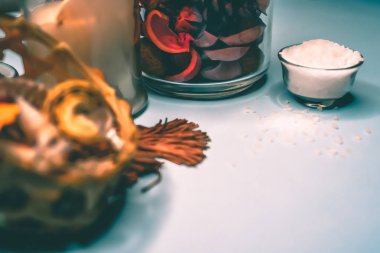 Arka plan spa kabukları mum ve tuz konu üzerinde