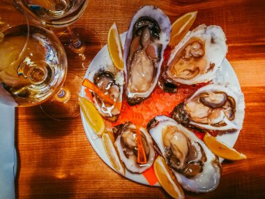 İstiridye masada şarap ile