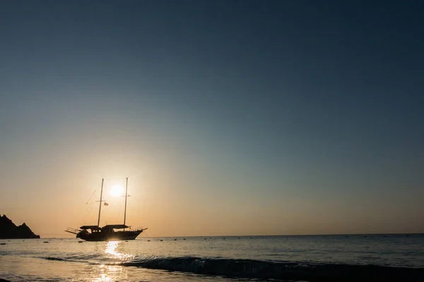 Beautiful sunrise by the sea — Stock Photo, Image