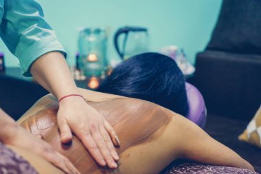 Spa salonunda çikolata masajı