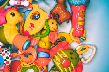 Çocukların oyuncakları çok renkli bir arka plan üzerinde