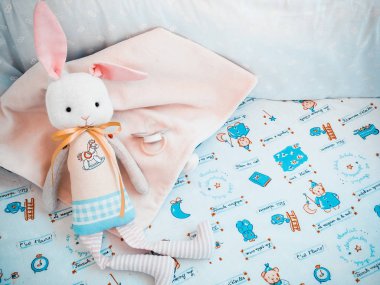 arabasındaki bebek oyuncak tavşan