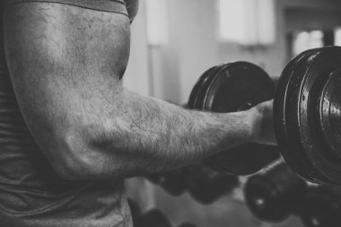 Spor salonunda vücut geliştirmeci