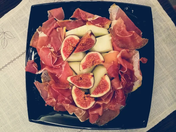 Pieces Meat Figs Plate — Stock Photo, Image