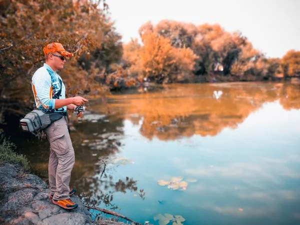 Giovanotto che pesca. bokeh, sfondo sfocato — Foto Stock