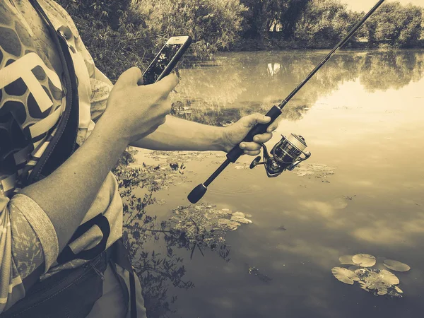 若者の釣り。ボケ味、背景をぼかした写真 — ストック写真