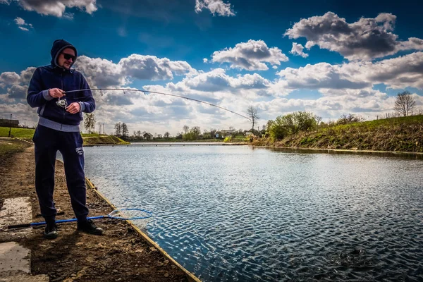 Joven Pescando Junto Lago — Foto de Stock