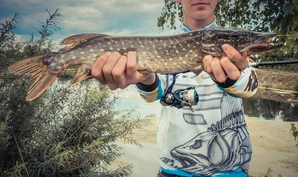 Genç Adam Gölde Balık Tutuyor — Stok fotoğraf