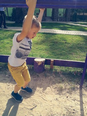 Çocuk oyun alanında oynuyor.