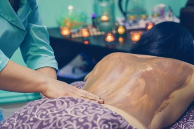 Spa salonunda çikolata masajı