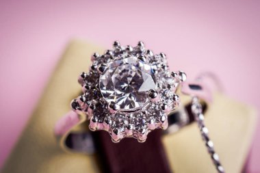 Taşlar ile güzel yüzük