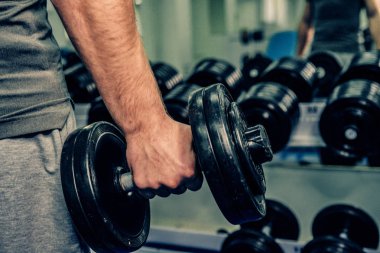 Spor salonunda vücut geliştirmeci