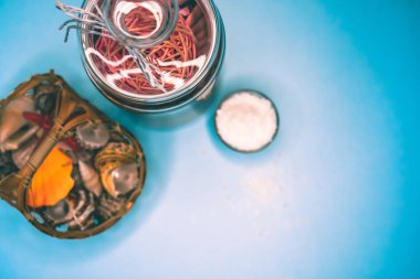 Arka plan spa kabukları mum ve tuz konu üzerinde