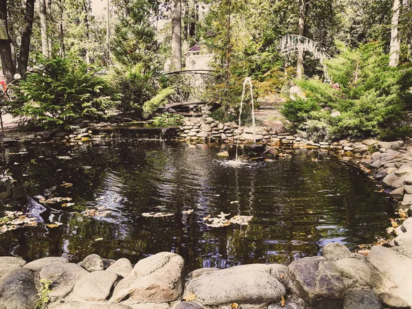 Dammen med en fontän — Stockfoto