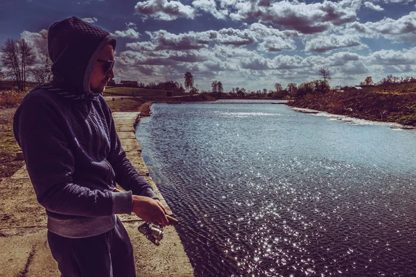 Giovane Uomo Pesca Sul Lago — Foto Stock