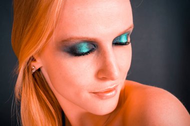 Makyaj yeşil gölgeler ile