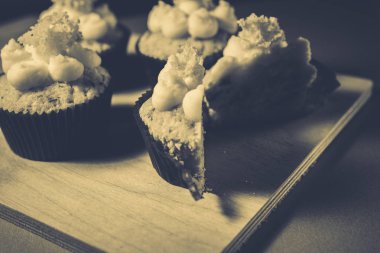 peynir ve salata ile cupcakes